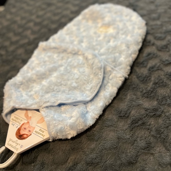 NWT Blankets & Beyond Blue Swaddle Beautiful Baby Blue Color. Perfect for Baby! - Picture 9 of 13
